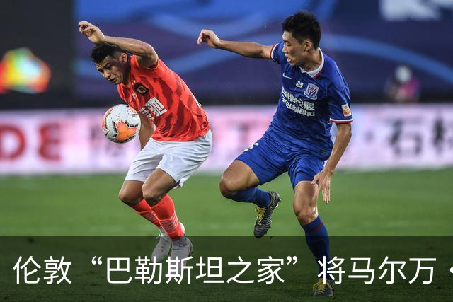 伦敦“巴勒斯坦之家”将马尔万·巴尔古提的雕像置于屋顶，背后是巨大的巴勒斯坦国旗